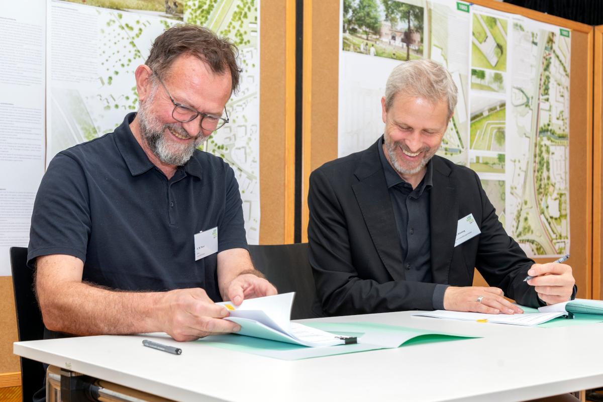 Baubürgermeister Tim von Winning und SINAI Geschäftsführer AW Faust bei der Unterzeichnung.
